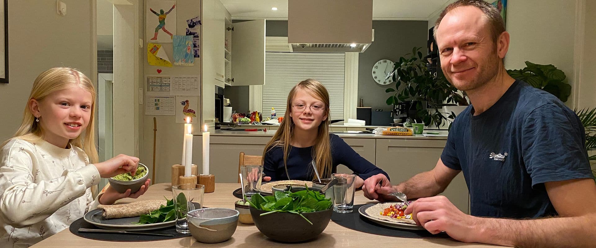 Familien spiser middag