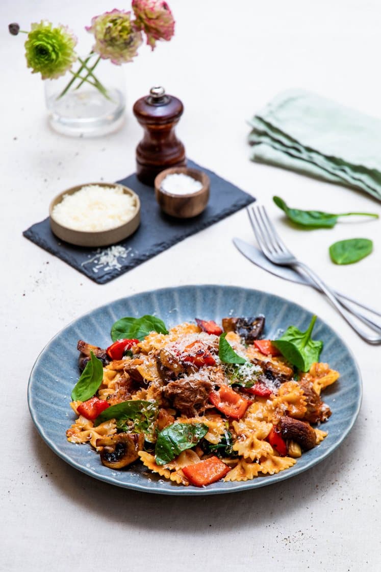 Pasta med ragu på svinekjaker med spinat, paprika, sopp og Grana Padano