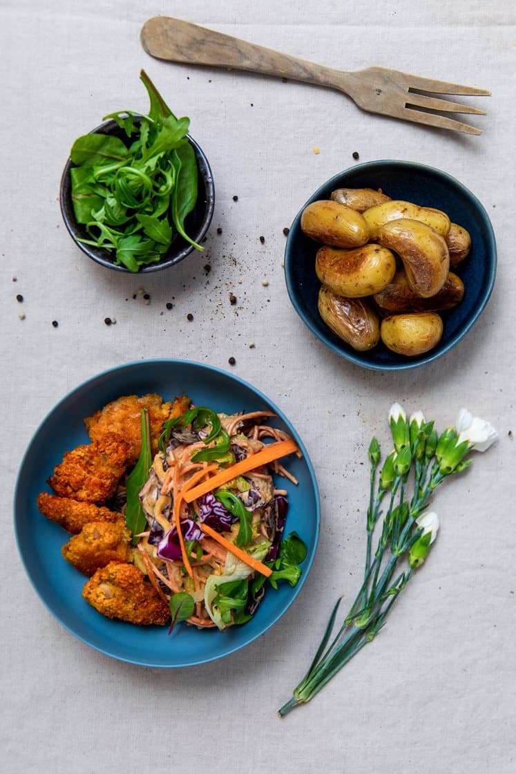 Crispy kylling med rask coleslaw og ovnsbakte poteter