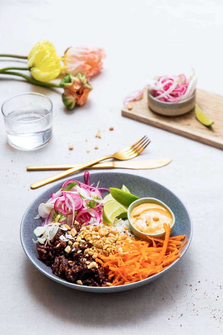 Rice bowl med kvernet storfe, yakinikusaus, hurtigsyltet fennikel og chilimajones