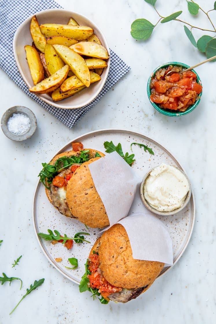 Salsicciaburgere med tomatkompott og ruccola, servert med potetbåter og aioli 