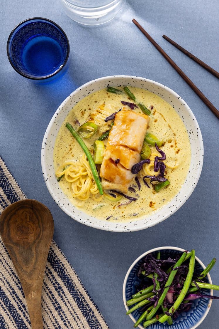 Asiatisk kremet fiskesuppe med ponzubakt lyr og purre, servert med nudler og friske grønnsaker