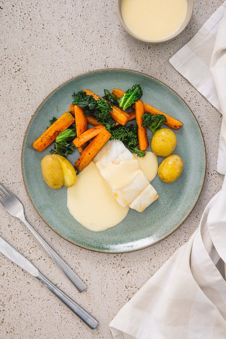 Lettsaltet torsk med ovnsbakte gulrøtter og grønnkål, kokte poteter og smørsaus