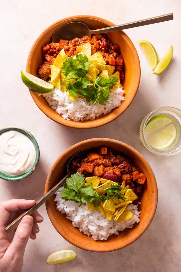 Rask chili con carne med jasminris, tortillachips, lettrømme, koriander og lime