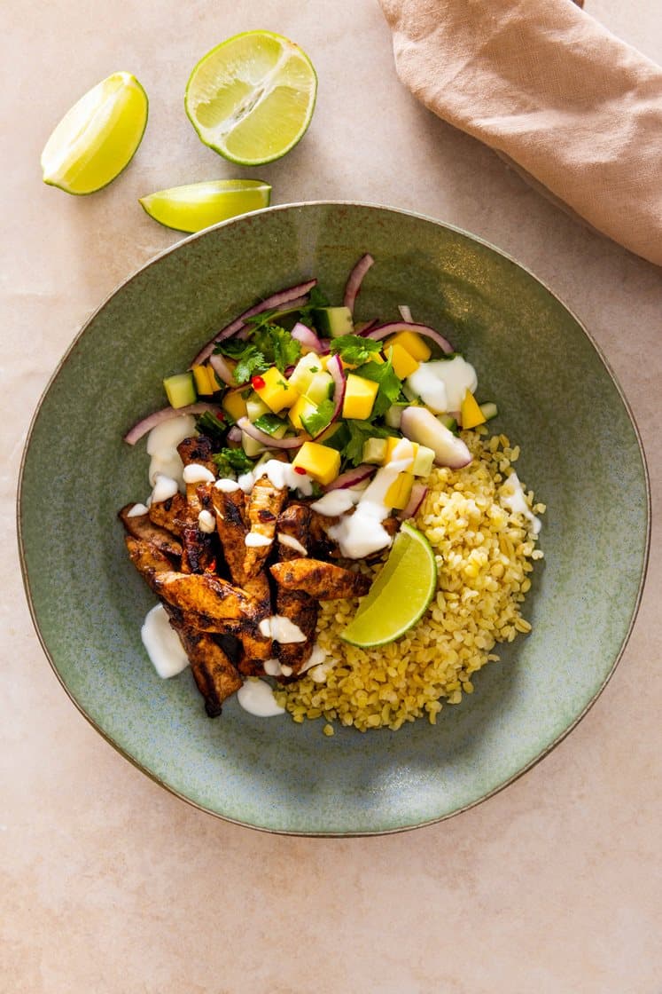 Fullkornsbulgur med soyamarinert svinekam og mangosalat servert med yoghurt