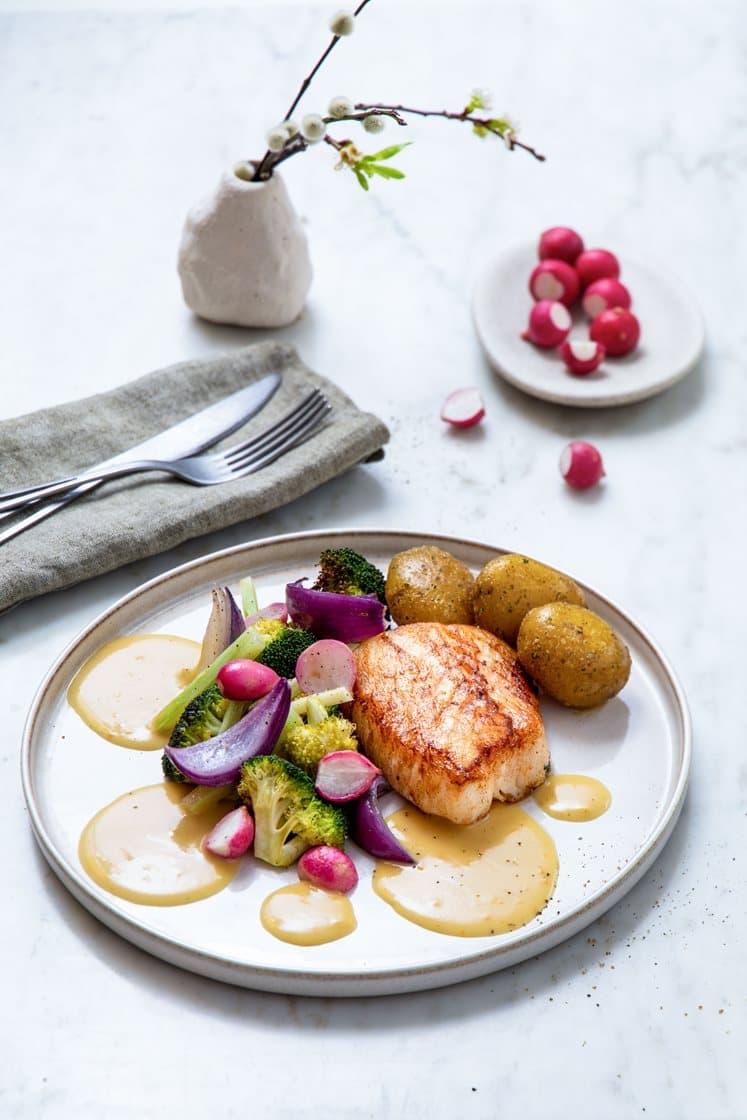 Pannestekt lyrfilet med rødløksbakte reddiker og brokkoli, smørsaus og krydderpoteter