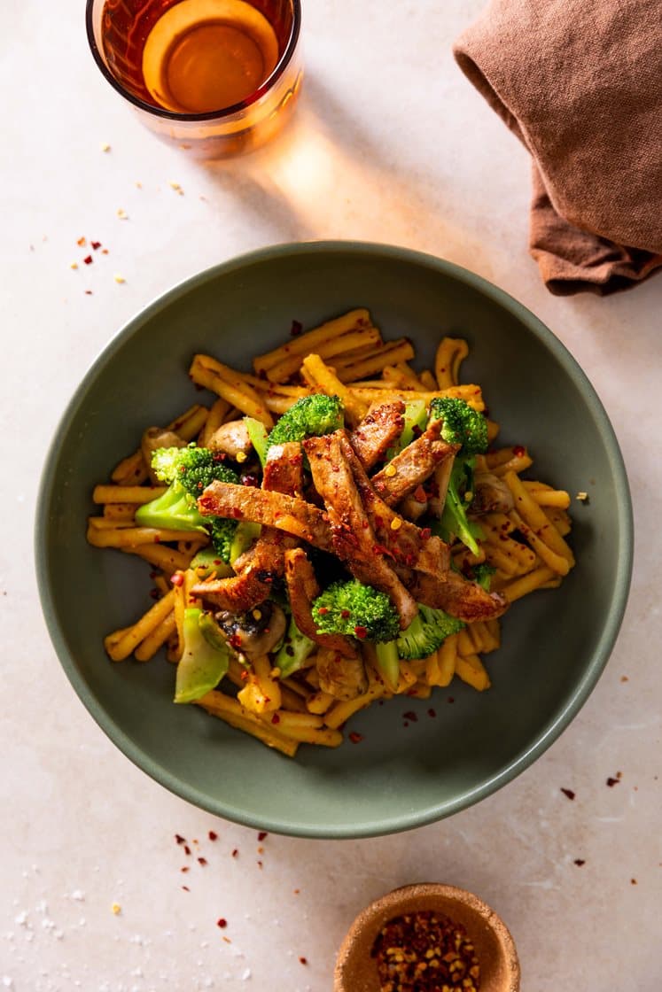 Asiatisk casarecce med stimlet grillbacon og hjemmelaget sataysaus, sprøstekt brokkoli og sopp