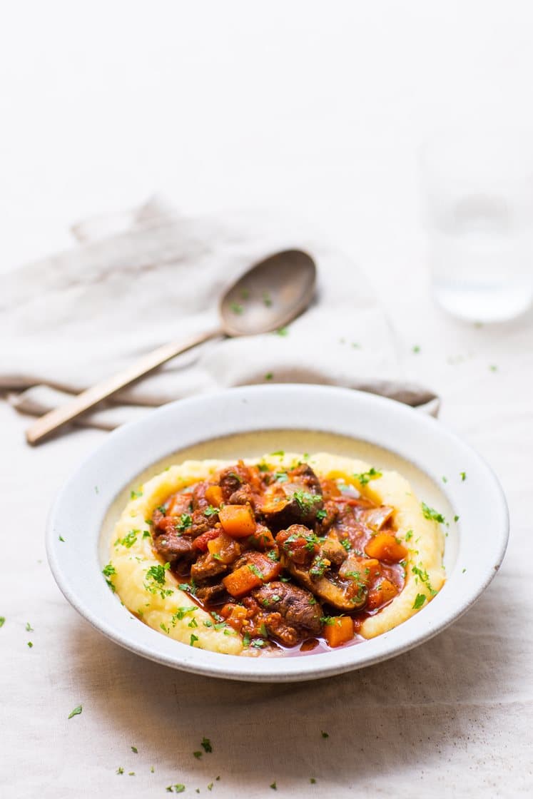 Gresk stifado med storfekjøtt, potetmos og persille