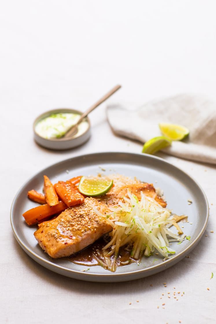 Teriyakiglasert laksefilet med sesambakte gulrøtter, marinert rettich og limeaioli