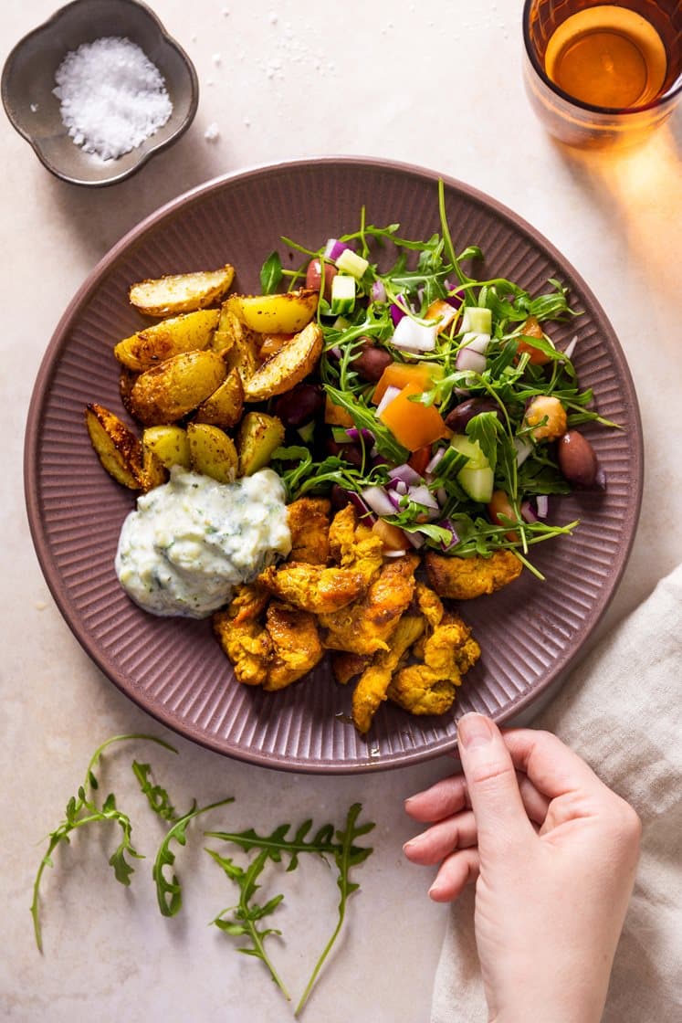 Kyllinggyrostallerken med middelhavspoteter, tzatziki og tomatsalat