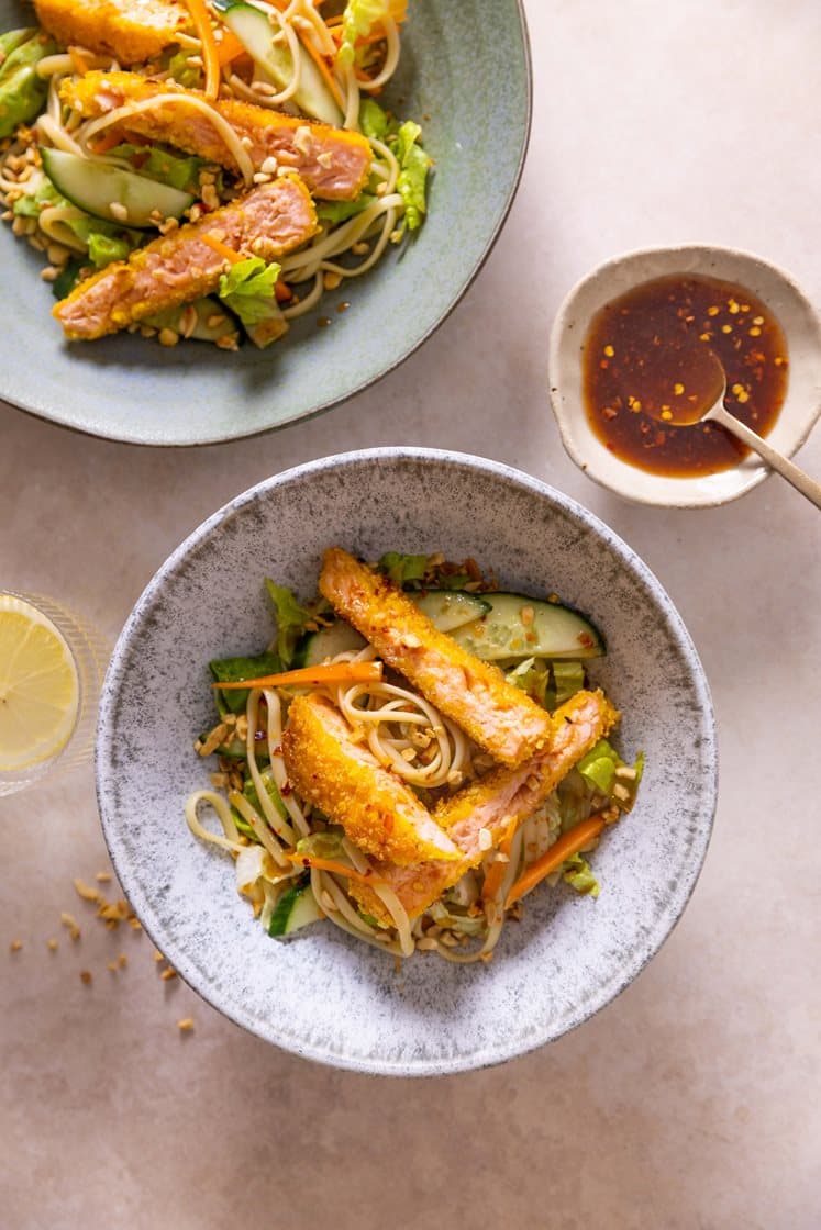 Nudelsalat med sprøpanert lakseburger, friske grønnsaker og sesam- og chilidressing