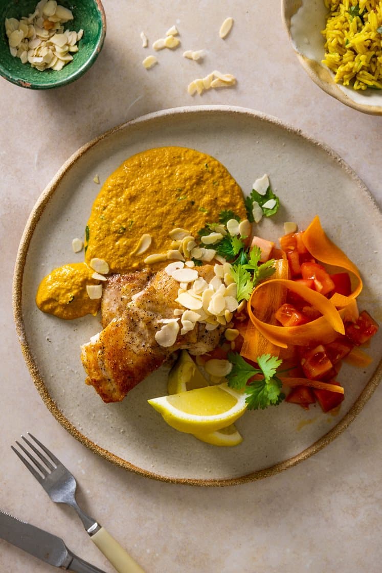 Utbenet lårfilet av kylling med tikka masala saus, mandler og indisk ris