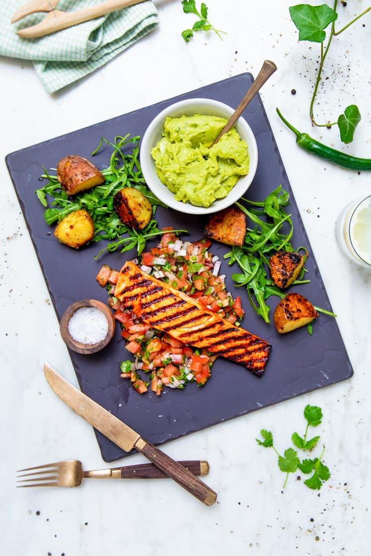 Honning- og chiliglasert laksefilet med bakte poteter, pico de gallo og guacamole
