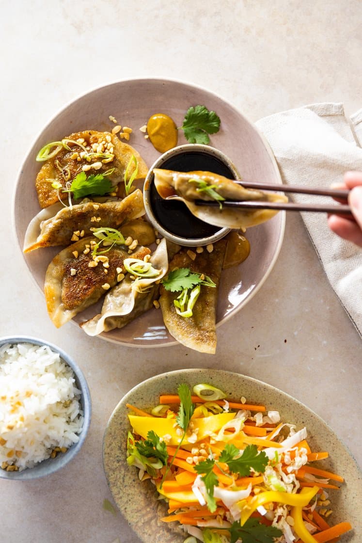 Hjemmelagde Gyoza med bønner og sopp, mangosalat og ponzusaus