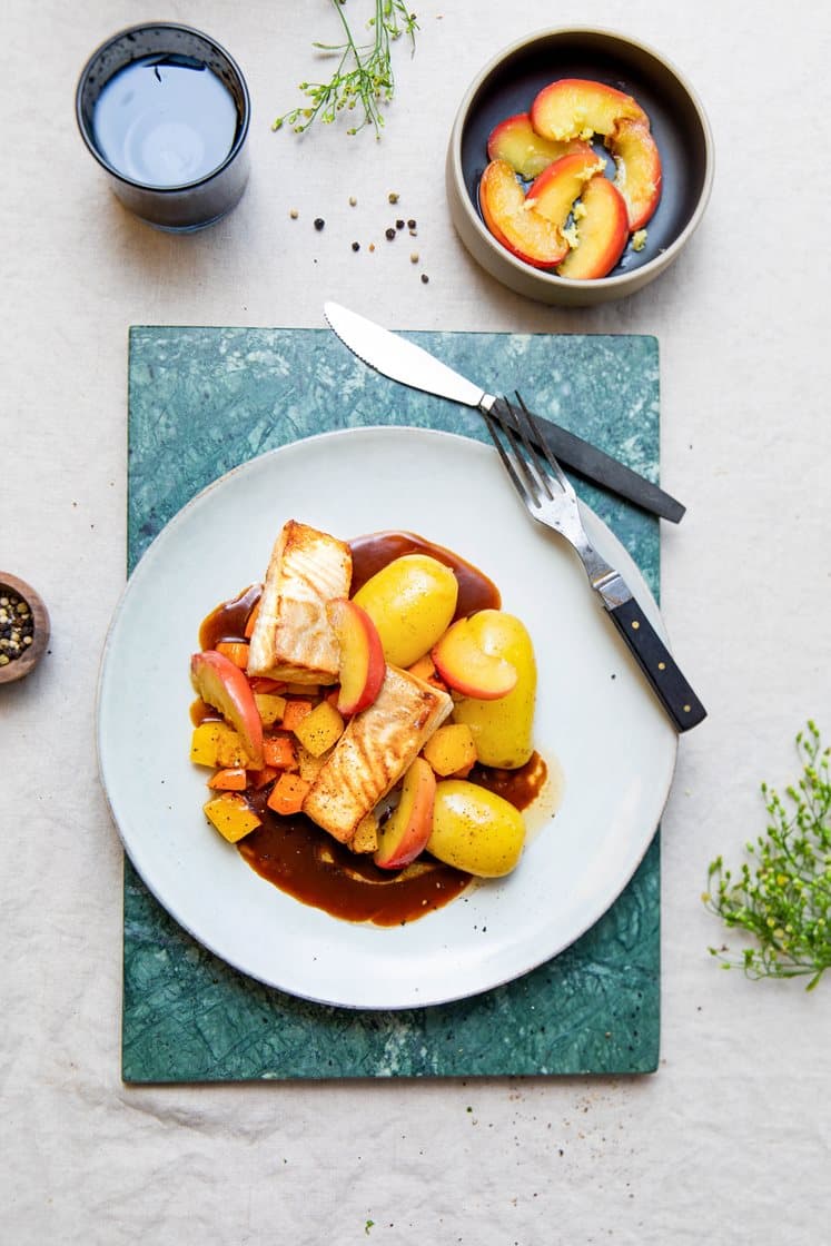 Stekt lyrfilet med ovnsbakte rotgrønnsaker, stekte eplebåter og rødvinssaus