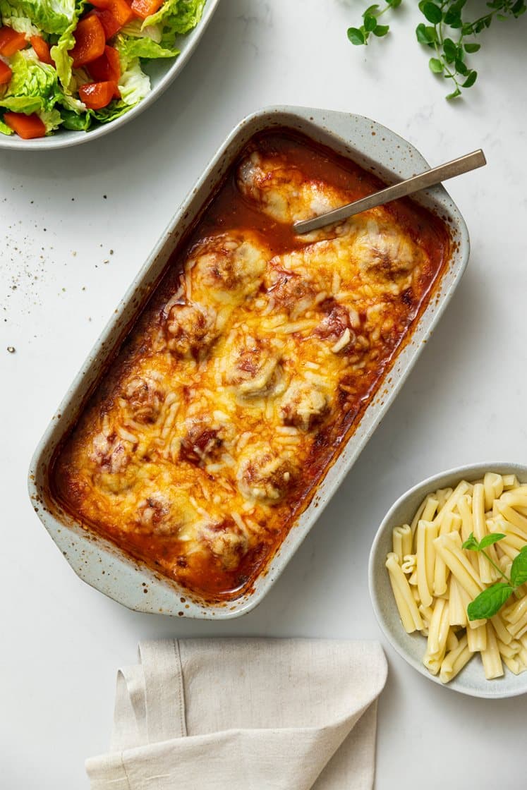 Gratinerte kjøttboller i tomatsaus med pasta casarecce og grønn salat