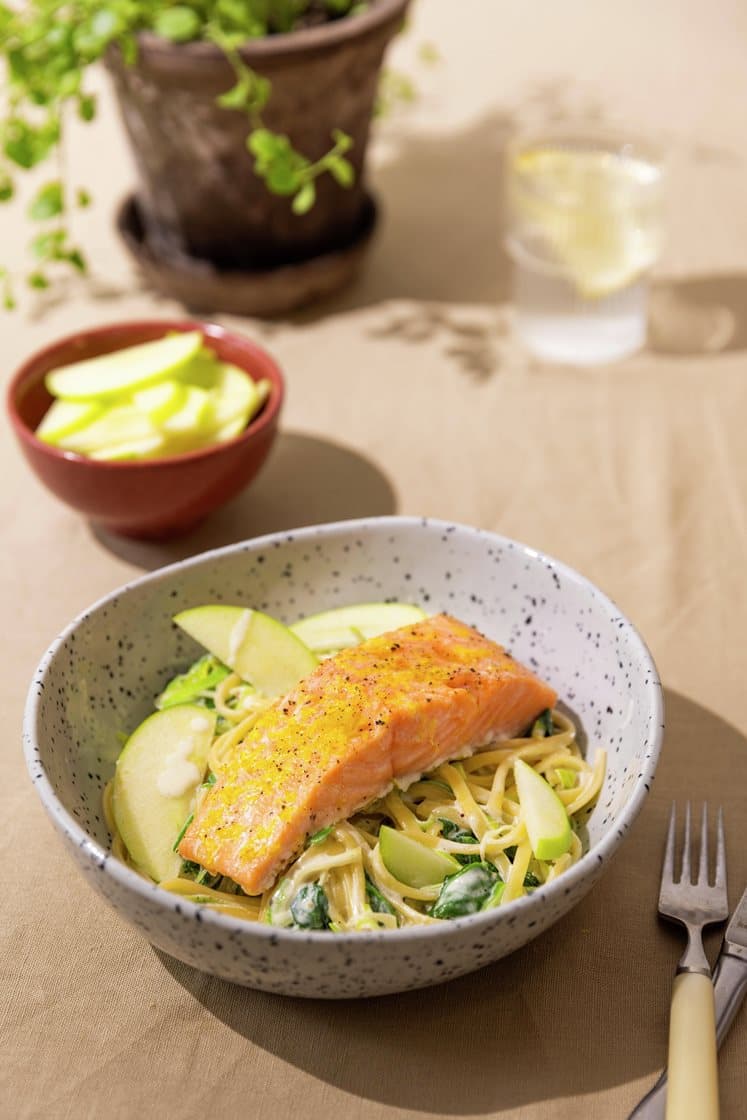 Ovnsbakt laks med spinatkremet linguine og frisk eplesalat