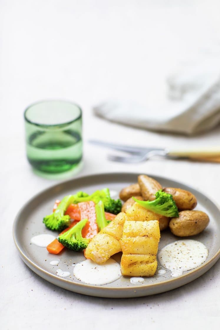 Pannestekt lyrfilet med smørsaus, kokte grønnsaker og småpoteter