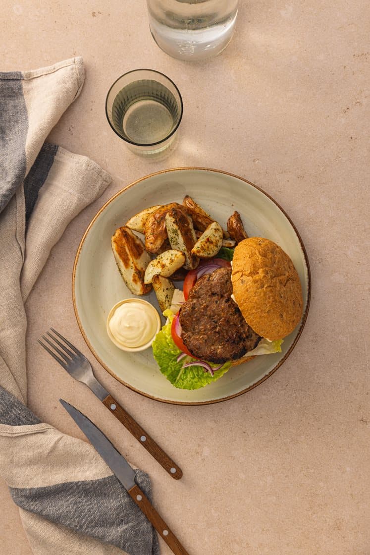 Trøffelburger med urtepoteter og friske grønnsaker servert med bakt sitron-aioli
