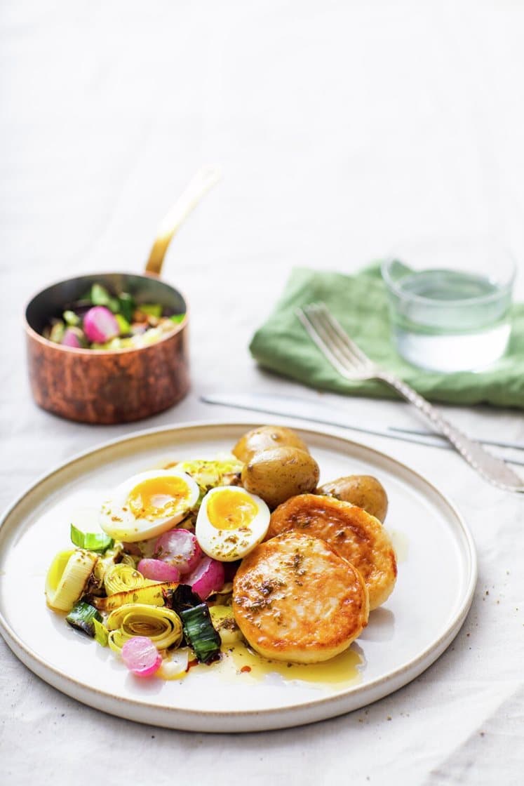 Fiskekaker med spisskål og reddik, servert med kokte poteter, bløtkokt egg og soyasmør