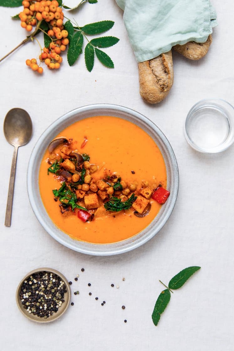 Spicy søtpotetsuppe med ovnsbakt paprika, spinat og hvite bønner