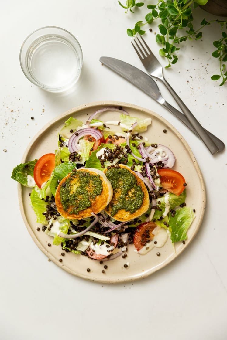 Fiskekaker med pesto og belugalinsesalat vendt i cæsardressing