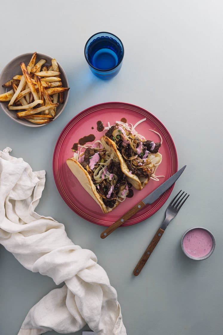 Soppkrydret storfe i Piadinabrød med lettbrunet løk, fries, syrlig kålsalat og tyttebær-rømme