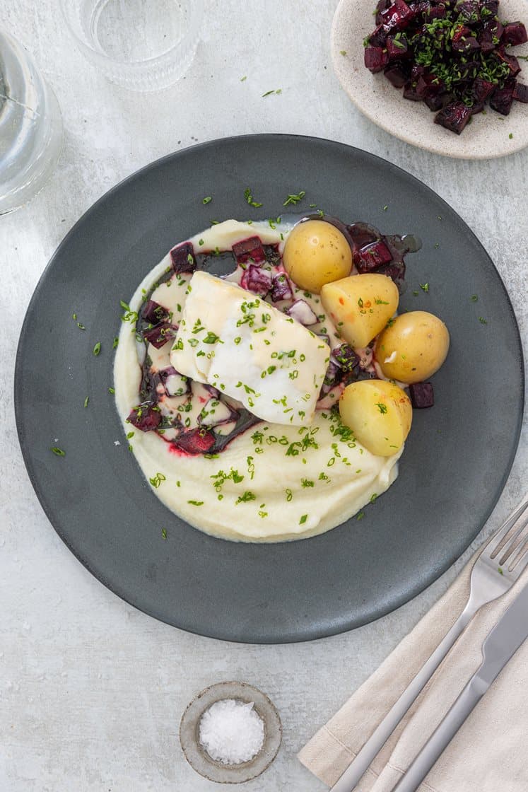 Lettsaltet torskefilet med baslamicobakte rødbeter, blomkålpuré og smørsaus med gressløk