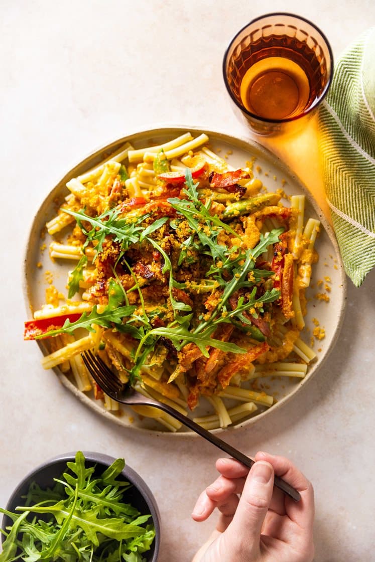 Pasta med kremet pepperoni- og paprikasaus, sukkererter og ruccolasalat