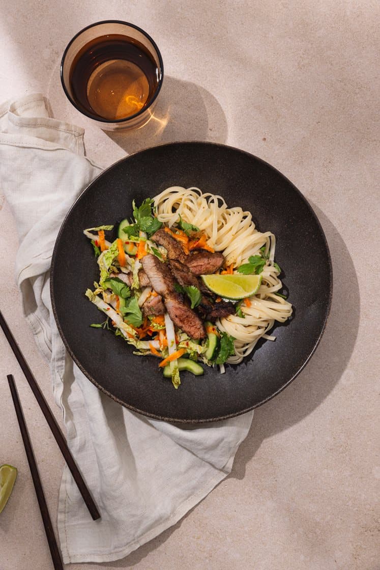 Vietnamesisk nudelsalat med soyamarinert svinenakke og frisk koriander