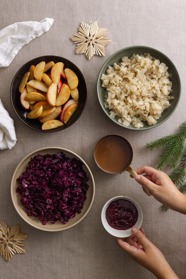 Alt tilbehøret - ferdiglaget surkål, rødkål og brun saus med poteter
