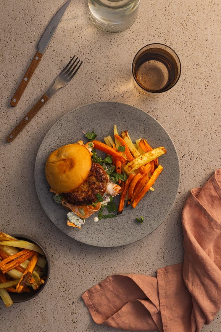 Chorizoburger med potet- og søtpotetfries, servert med frisk salat og hvitløksdressing