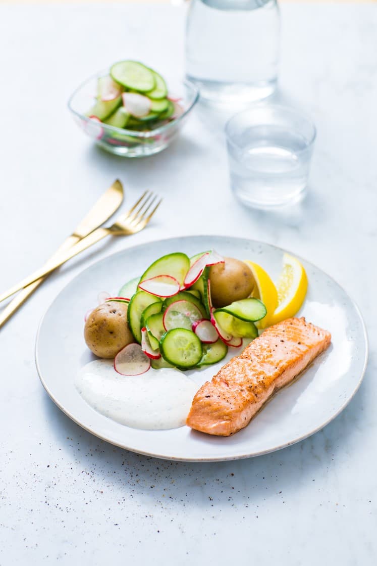 Pannestekt ørret med agurksalat, kokte poteter og urtedressing