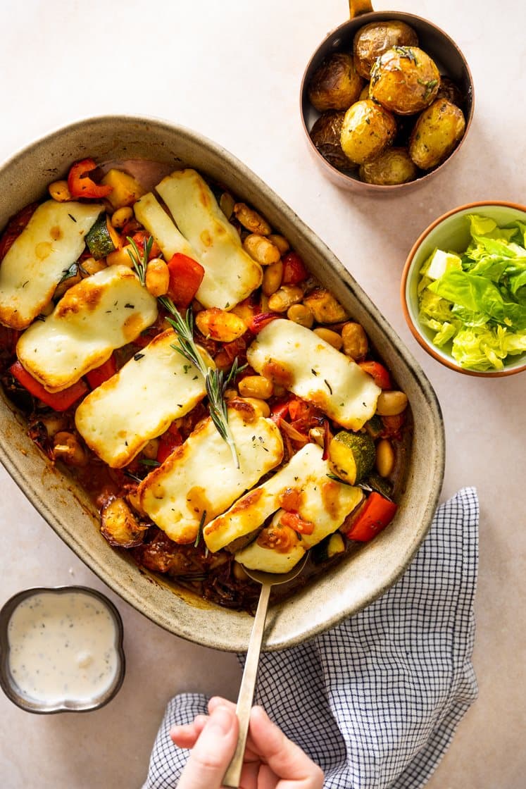 Middelhavsgryte med gratinert halloumi og ovnsbakte småpoteter med rosmarin
