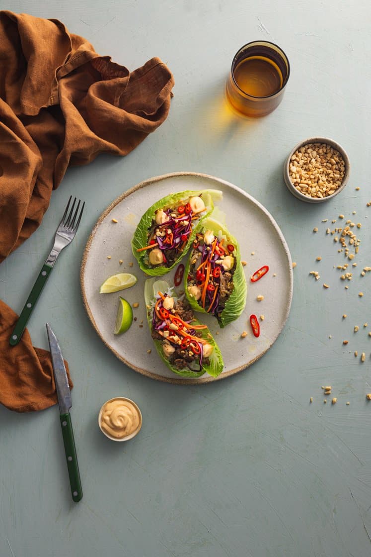 Bulgogi av kjøttdeig i hjertesalatwrap med limemarinert gulrot og rødkål, servert med chilimajones