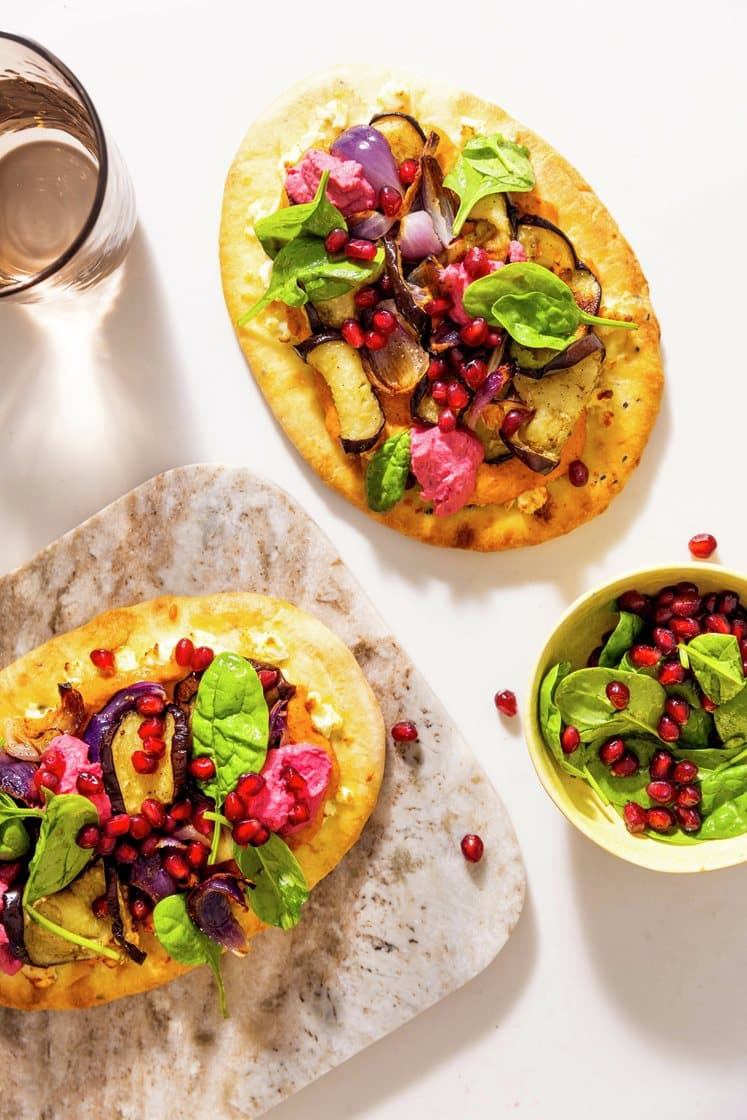 Nanpizza med valnøttdipp, feta og ovnsbakt aubergine, servert med granateplesalat 