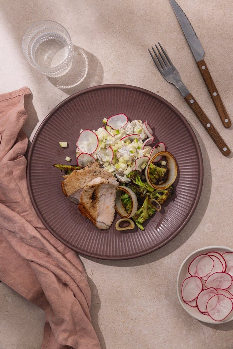 Svinefilet med brokkoli og stekt løk, kremet potetsalat med eple og reddiker