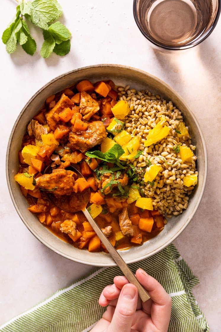 Marokkansk lammegryte i krydret tomatsaus med appelsin, servert med bulgur og mynte