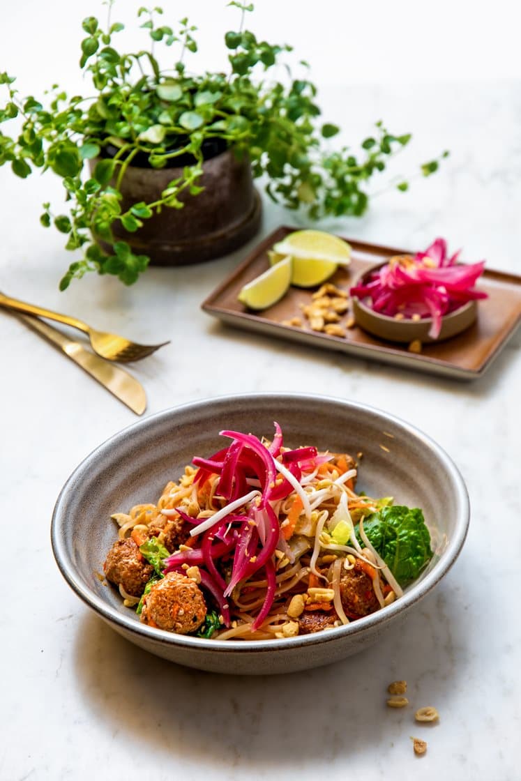 Bun cha med soyaglaserte kjøttboller, risnudler, friske grønnsaker og sesam- og chilidressing