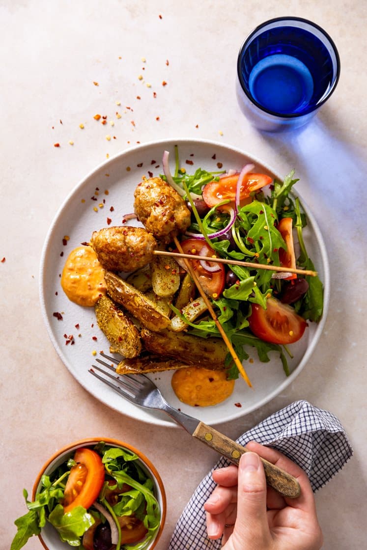 Kebabspyd med middelhavspoteter, tomat- og ruccolasalat, oliven og ajvardressing