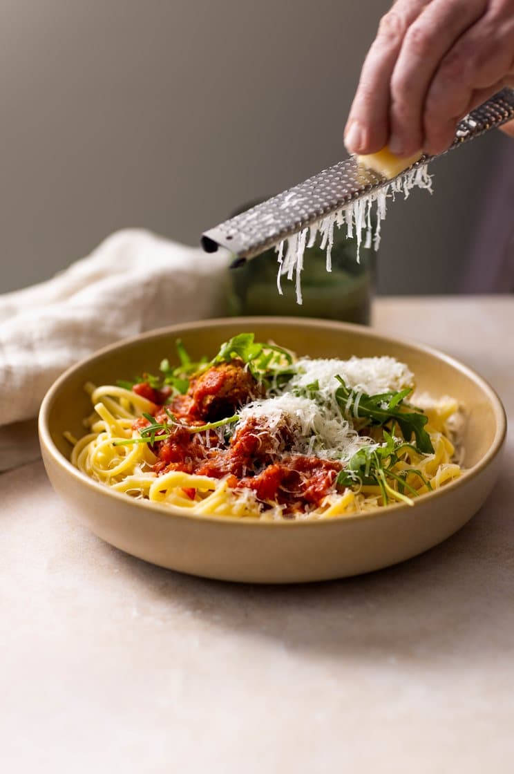 Chorizokjøttboller i tomatsaus med urter og linguine, servert med ruccola og Grana Padano