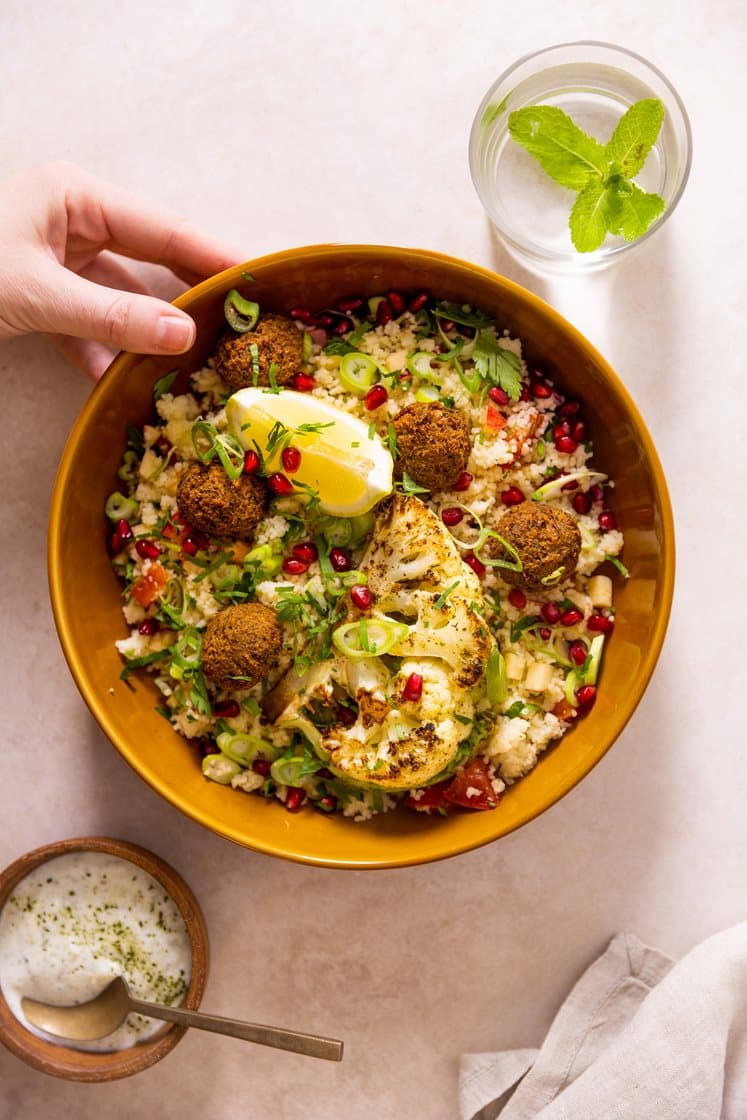 Granatepletabbouleh med falafler, ovnsbakte blomkålbåter og tyrkisk krydderyoghurt