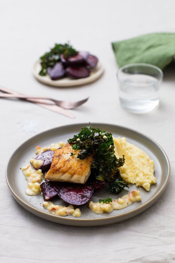 Pannestekt kveitefilet med potetpuré, balsamicobakte rødbeter, sprø grønnkål og eplesmørsaus