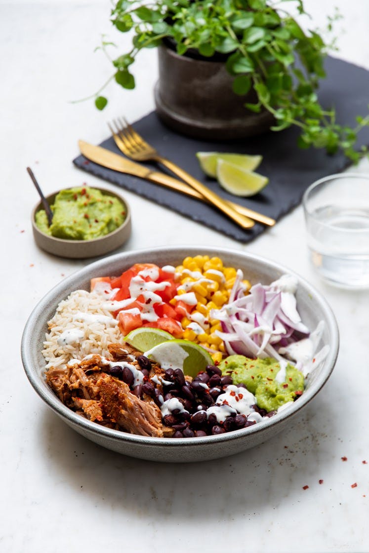 Mexican bowl med pulled jalapeño pork, guacamole, friske grønnsaker og urtedressing