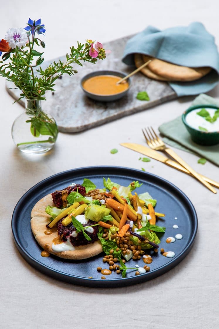 Marokkansk gulrotsalat med rødbetefalafeler og mynteyoghurt