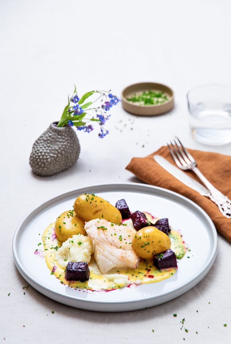Lettsaltet torskefilet med balsamicobakte rødbeter, sellerirotpuré og smørsaus