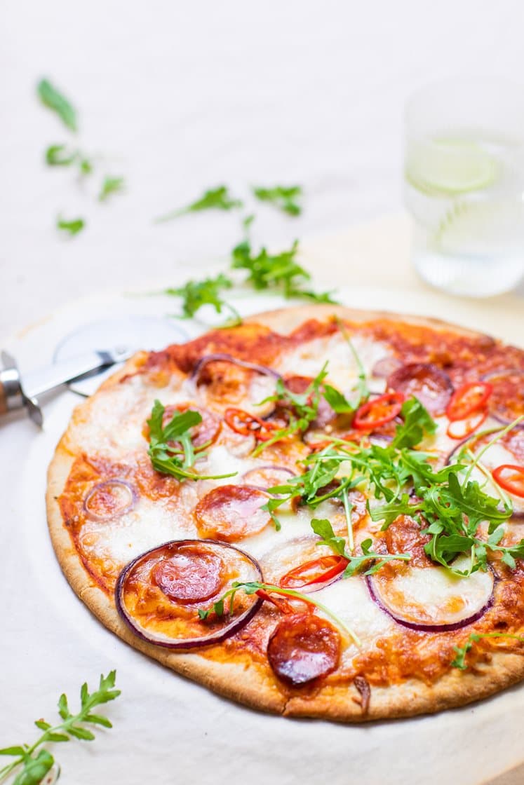 Pizza Diavola med mozzarella, pepperoni, rødløk og chili, servert med ruccola