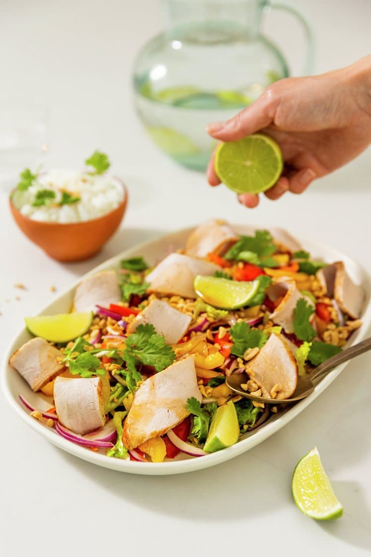 Thaisalat med helstekt ytrefilet av svin, peanøtter og jasminris
