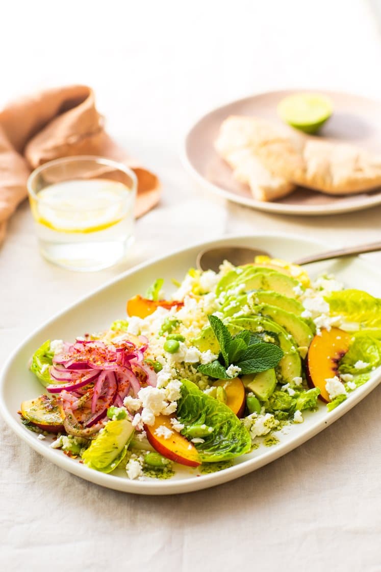 Nektarinsalat med fetaost, avokado og syrlig mynteolje, servert med nystekte multibrød