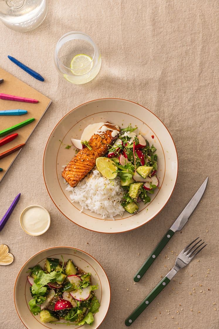 Lynstekt laks med honning- og soyaglaze, asiatisk agurksalat, limemajones og jasminris